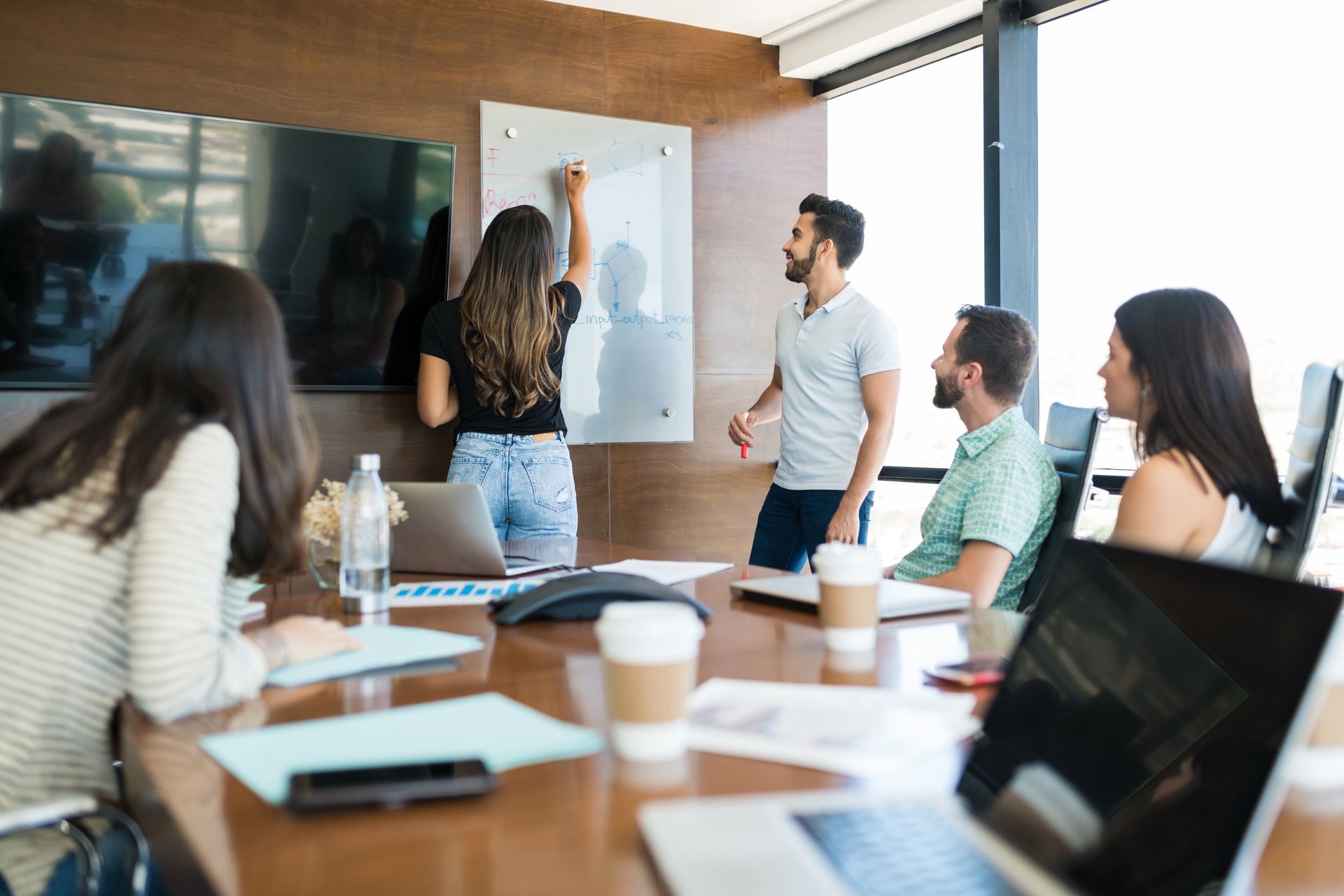 Alumnos y profesores participando en una clase presencial de formación subvencionada