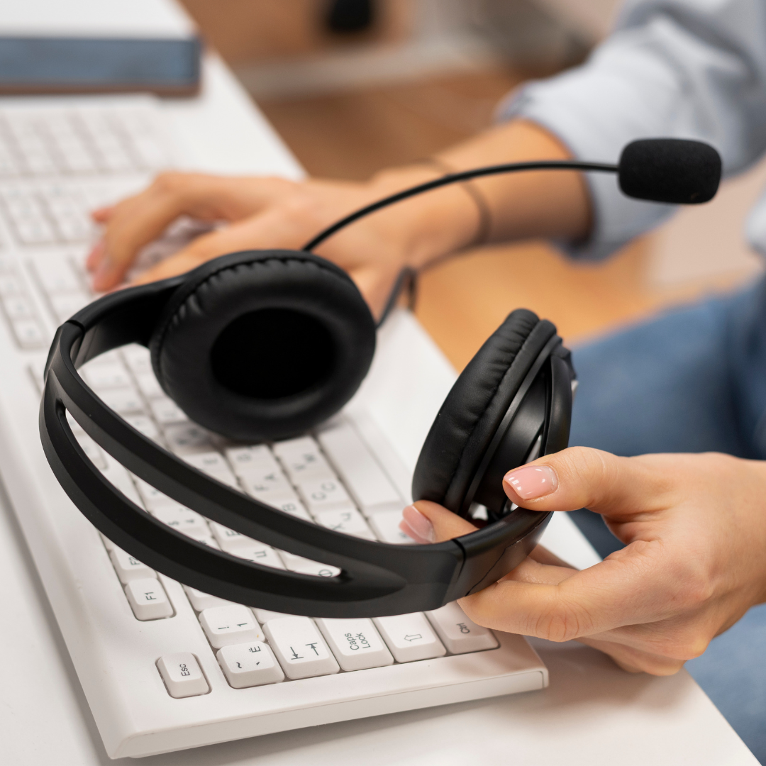 Auriculares con micrófono sobre un teclado.